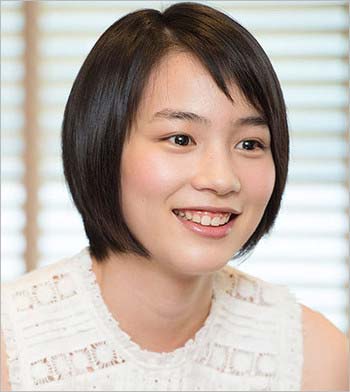 能年玲奈が週刊誌『週刊文春』に登場し、現在の心境を激白している場面