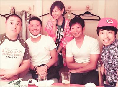 ロンブー淳がインスタに「広島カープの菊池選手と中東選手と山本選手と一緒にゴハンを食べました！山本選手が１番ゴハンを食べてましたw」とコメントを添えて投稿していた写真