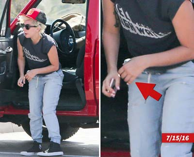 レディー・ガガが婚約指輪を外して外出している場面