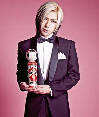 コケシを持つゴールデンボンバーの歌広場淳