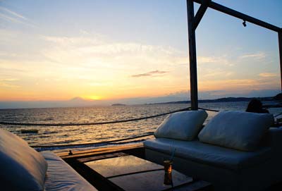 葉山にあるカフェ『CABaN HAYAMA』のテラス席から見える夕日