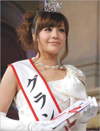 ミスオブミスキャンパス受賞時の小松愛唯