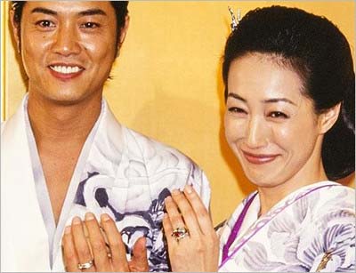 1999年2月に結婚発表した際の高知東生と高島礼子のツーショット写真