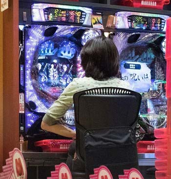 パチンコを打つ高橋尚子