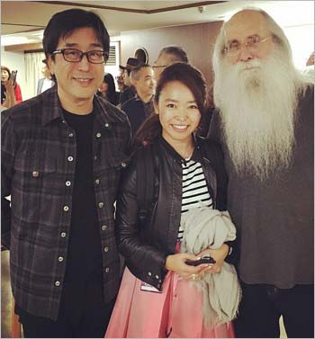 『週刊新潮』掲載の松任谷正隆と橋本香織マネージャーのスリーショット写真