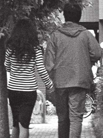 『週刊新潮』掲載の松任谷正隆と橋本香織マネージャーの手つなぎツーショット写真