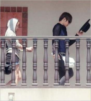 『フライデー』が撮影したGACKTと浜崎あゆみ似の彼女のツーショット写真