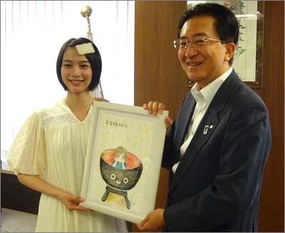 のん(能年玲奈)が岩手県の達増知事のもとを表敬訪問した際の写真