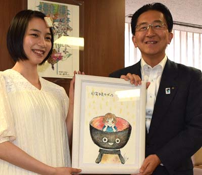 のん(能年玲奈)が岩手県の達増知事のもとを表敬訪問した際のツーショット写真