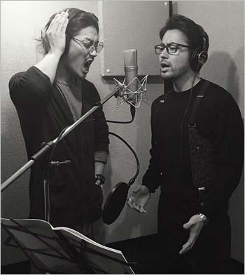 赤西仁が4月1日に投稿した山田孝之とのツーショット写真