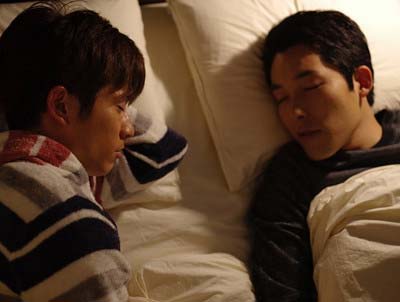 『オリエンタルラジオ×青山裕企 写真集 DOUSEI －ドウセイ－』のワンカット 中田敦彦と藤森慎吾が隣同士で寝ている写真