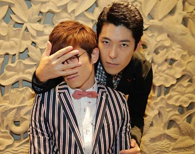 『オリエンタルラジオ×青山裕企 写真集 DOUSEI －ドウセイ－』のワンカット 中田敦彦が後ろから藤森慎吾の顔を手で隠している写真