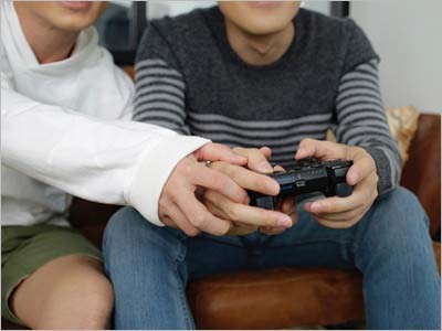 『オリエンタルラジオ×青山裕企 写真集 DOUSEI －ドウセイ－』のワンカット 手を握っている写真