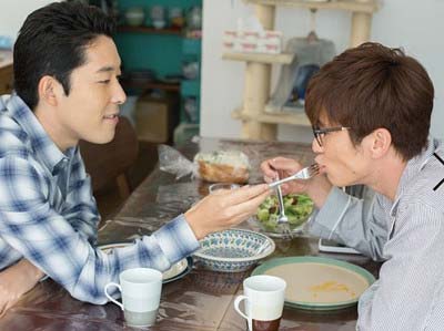 『オリエンタルラジオ×青山裕企 写真集 DOUSEI －ドウセイ－』のワンカット 中田敦彦が藤森慎吾にあーんしている写真