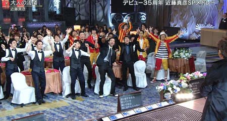 『2015 FNS歌謡祭』で近藤真彦が歌唱していたシーンのステージ前の様子