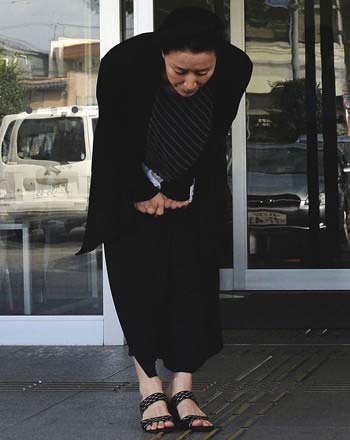 高畑裕太容疑者の面会に訪れ、謝罪する高畑淳子=前橋警察署