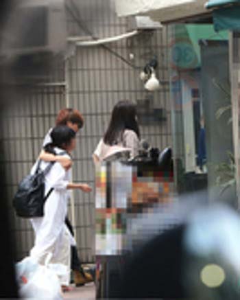 週刊女性が隠し撮りした女性と友人のマンションにはいる姿