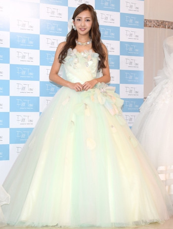 自身がプロデュースしたウエディングドレス姿を披露した板野友美