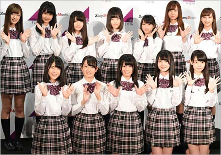 乃木坂46第3期メンバー12名(前列左から岩本蓮加さん、向井葉月さん、大園桃子さん、久保史緒里さん、阪口珠美さん、後列左から吉田彩乃クリスティーさん、中村麗乃さん、伊藤理々杏さん、山下美月さん、与田祐希さん、梅澤美波さん、佐藤楓さん)