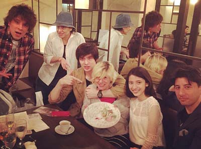 城田優と兄弟たちの集合写真