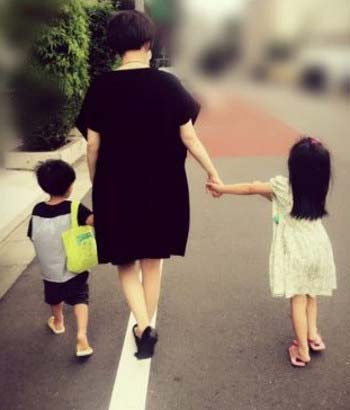ブログで披露した小林麻央と子供二人の写真