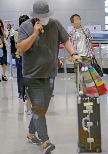 宮古空港の出発ロビーで撮影された清原和博