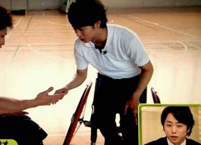 車いすバスケを体験した櫻井翔