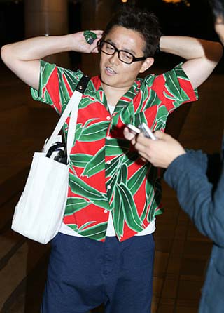 『週刊女性』の直撃取材を受けたスピードワゴンの井戸田潤