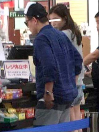 『週刊女性』に隠し撮りされた美女とのツーショット写真