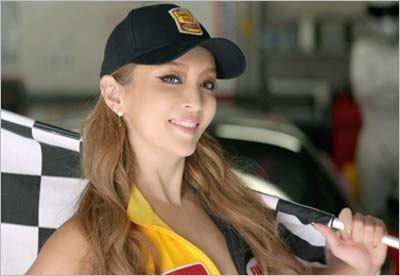 『クラッシュオブクイーンズ』CMでレースクイーンに挑戦した浜崎あゆみ