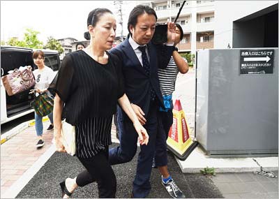 新宿の稽古場に入っていく高畑淳子