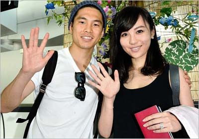 井岡一翔と谷村奈南が婚前旅行前に撮影したツーショット写真