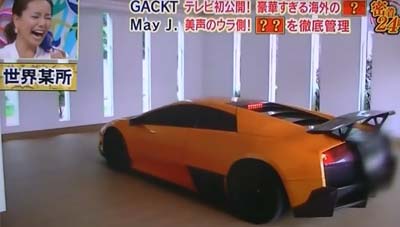 海外にあるGACKTの自宅兼レコーディングスタジオに駐車したランボルギーニ・ムルシエラゴ