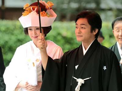 上賀茂神社で挙式をした片岡愛之助と藤原紀香が相合い傘でのアップ