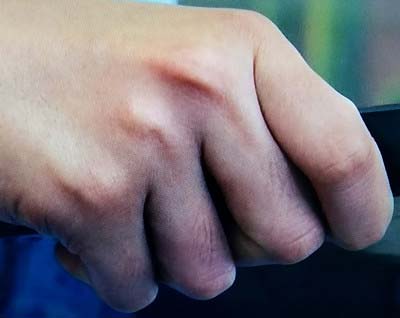 『エイジハラスメント』での武井咲の手のアップ?写真