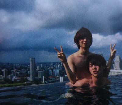 Hey! Say! JUMPの伊野尾慧と有岡大貴（いのあり）がシンガポールのプールで撮影のツーショット写真