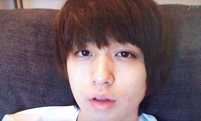 伊野尾慧の自宅ソファの写真