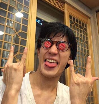 Hey! Say! JUMPの中島裕翔のインスタグラム?から流出したデビルポーズをする中島裕翔のプライベート写真