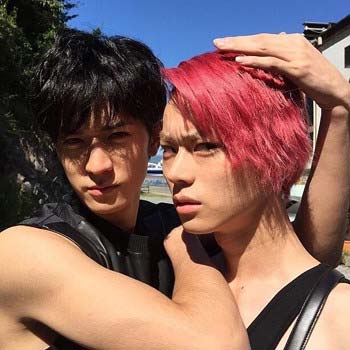 Hey! Say! JUMPの中島裕翔のインスタグラム?から流出した菅田将暉(赤髪)とのツーショット写真