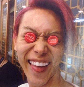 菅田将暉の目にキャップ