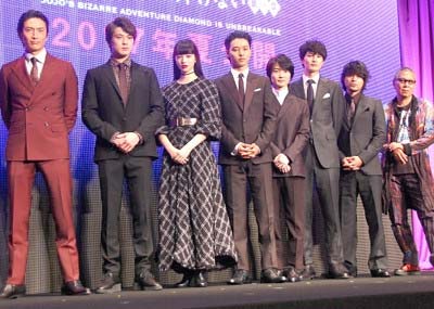 画像左からさん、伊勢谷友介さん、真剣佑さん、小松菜奈さん、山崎賢人さん、神木隆之介さん、岡田将生さん、山田孝之さん、三池崇史監督