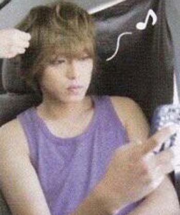 高木雄也がスマホをいじっている写真