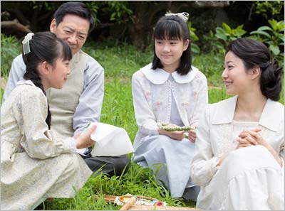 『べっぴんさん』第1話より(生瀬勝久や菅野美穂が登場の場面)