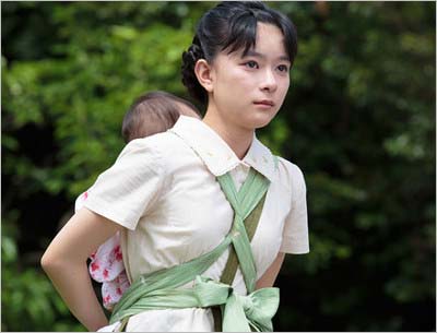 『べっぴんさん』第1話のワンシーン(芳根京子が赤ちゃんを背負っている場面)