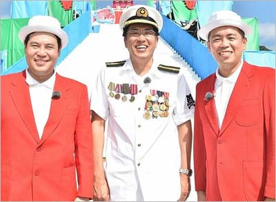 「オール芸人お笑い謝肉祭'16秋」MCのとんねるず石橋(中央)と、サブMCのタカアンドトシ。