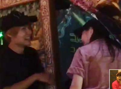 西野未姫と樋口裕太が大慶園のゾンビゲーム前で談笑している場面