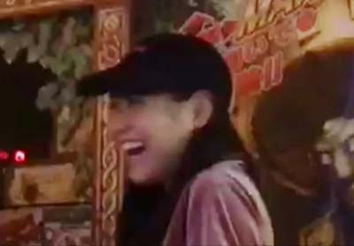 西野未姫が大慶園のゾンビゲーム前で笑っている場面