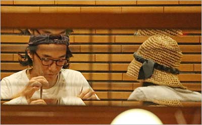 石崎ひゅーいと蒼井優のツーショット写真