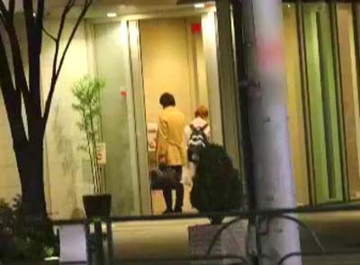 週刊文春が撮影した℃-uteの萩原舞がファンの男性と家に入る場面