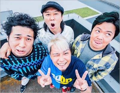 VサインするリーダーでボーカルSHOGO(中央手前)と、左からドラムYOSHIAKI、ギターKAZYA、ベースISAKICK